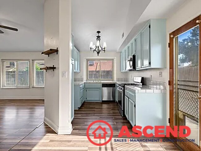 Building Photo - Lovely Home In Southwest Bakersfield!