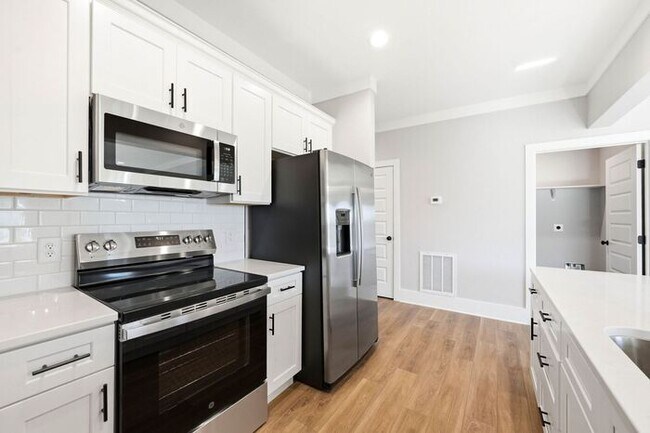Building Photo - One-Level Living with Private Garage, Feels Like Home, Not an Apartment