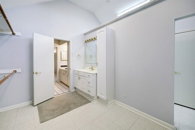 Building Photo - 8730 Cedarspur Dr