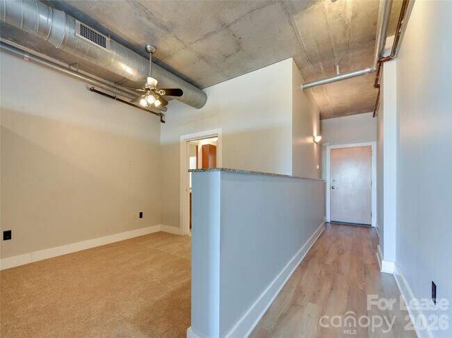 Building Photo - 505 E 6th St