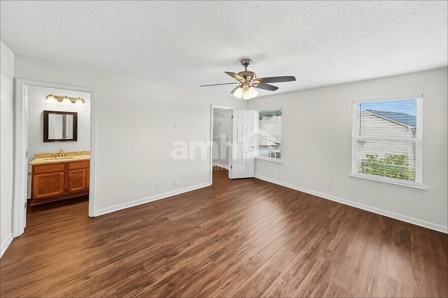Building Photo - 305 School House Ct
