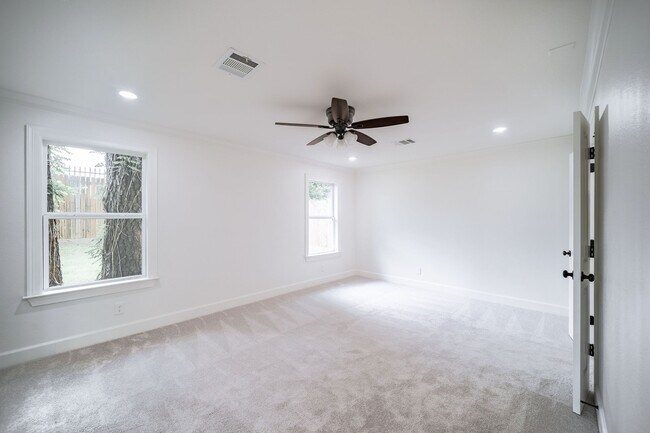 Building Photo - 10038 Westview Dr