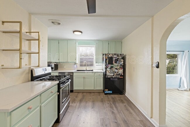 Building Photo - 156 S Newton St