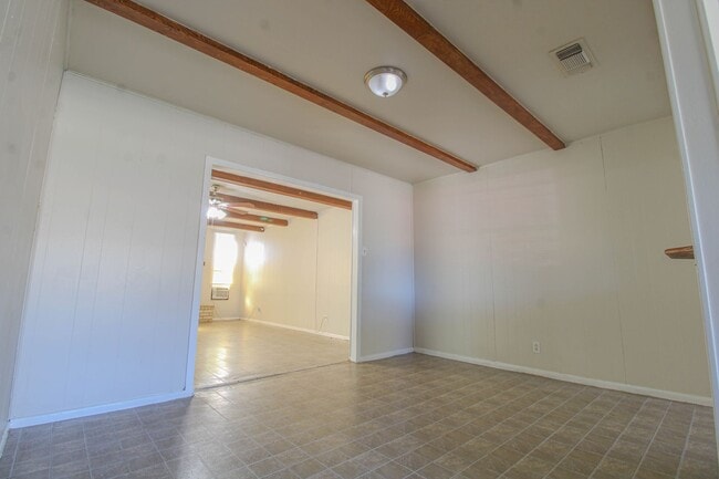 Building Photo - ********Move In Special- 1 Month Free!********