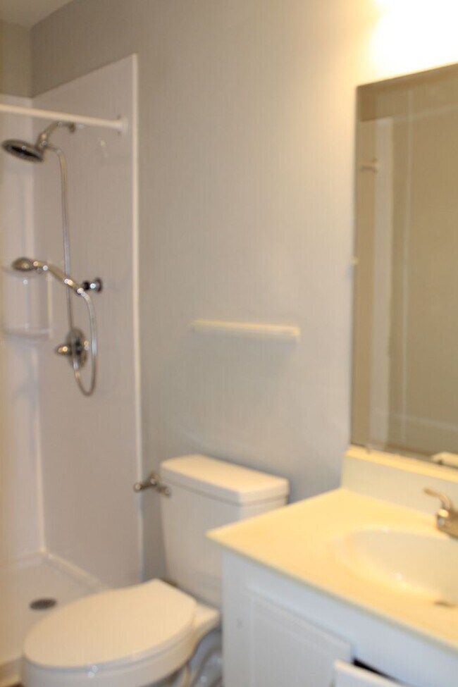 Building Photo - Awesomely Located 3 bedroom 2 bath Available!