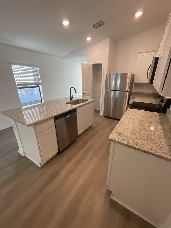 Building Photo - 1270 Ahoy Ave