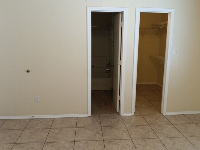 Building Photo - 3 Bedroom, 2 Bathroom Home! Schedule a Showing Soon!