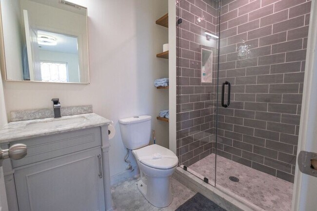 Building Photo - 490 S Barnett Shoals Rd