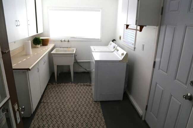 Building Photo - 2bed/1bath with a shop