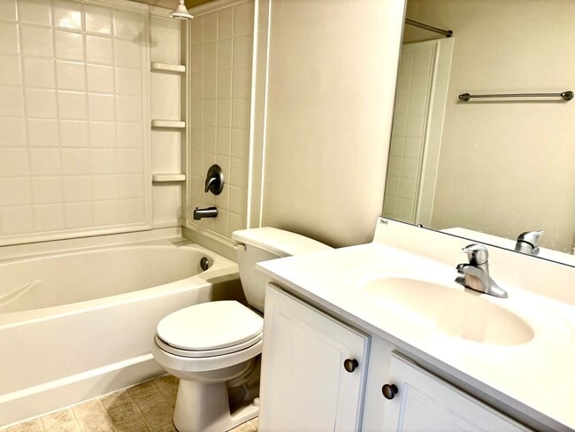 Building Photo - Don't miss out on this great 3 bed 3.5 bath townhouse with tons of amenities!