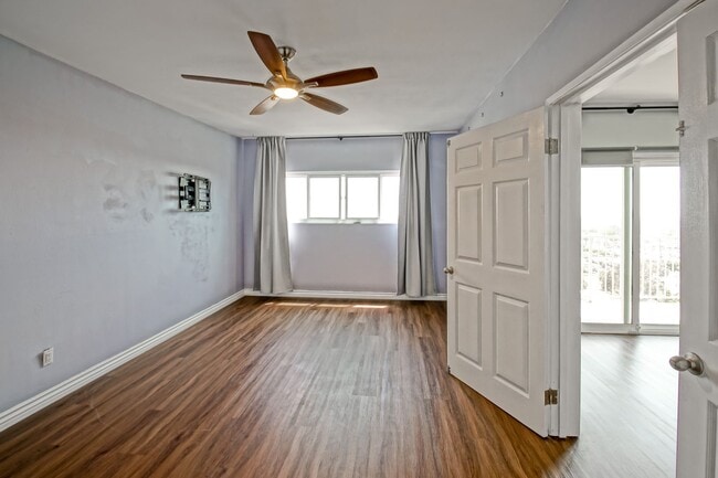 Building Photo - Bright & Spacious, Top-Floor 3BR3BA Condo ...