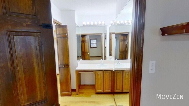 Building Photo - 4711 Highview Pl