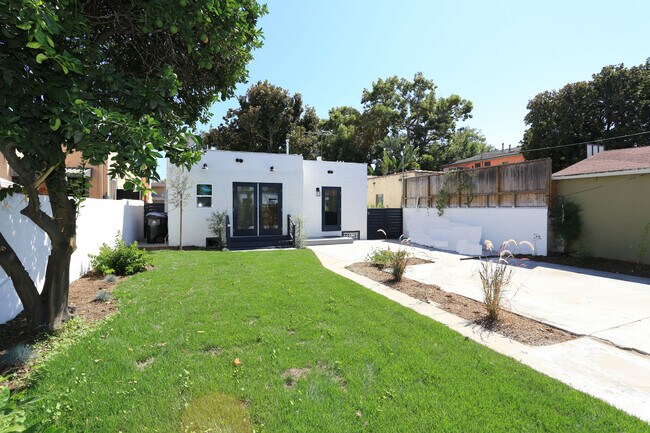 Building Photo - 3835 Hollypark Pl