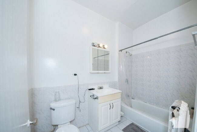 Building Photo - 1154 W Lunt Ave