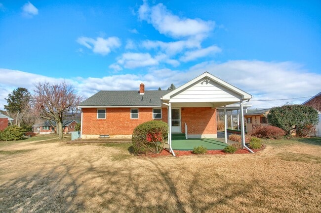Building Photo - 3 bed 1 bath Updated Rancher For Rent