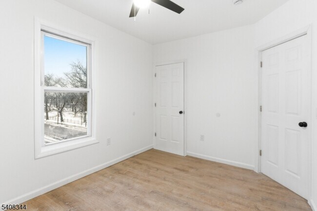 Building Photo - 528 S 13th St