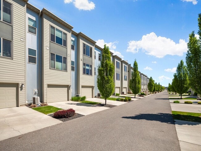 Building Photo - 2423 W Bridge Ave