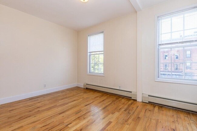 Building Photo - 204 Christopher Columbus Dr