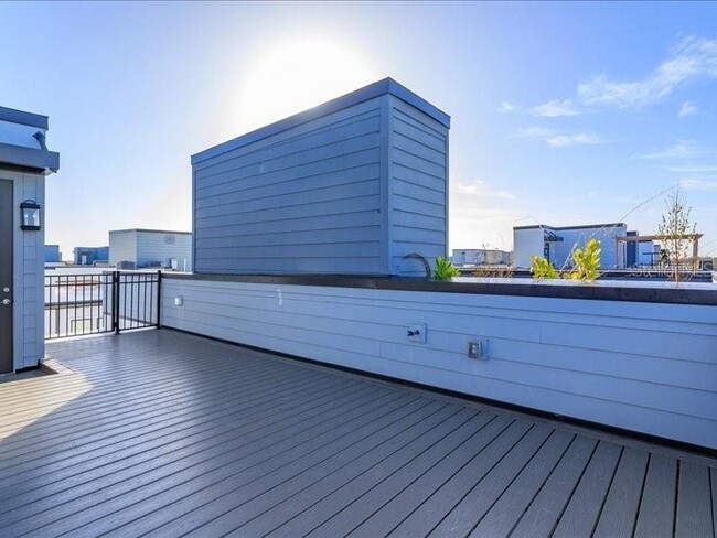 Building Photo - 2353 Brix St