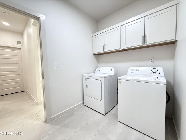 Building Photo - 7792 Enchanted Pk Dr