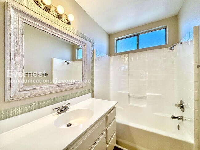 Building Photo - 4-Bedroom Home with Garage / Vouchers Acce...