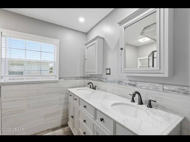 Building Photo - 3 Bedroom with Florida Room and Shed Available Now - Daytona Beach