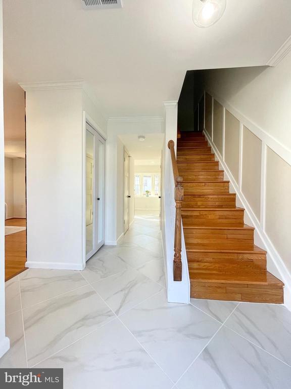 Building Photo - 27 Chantilly Ct