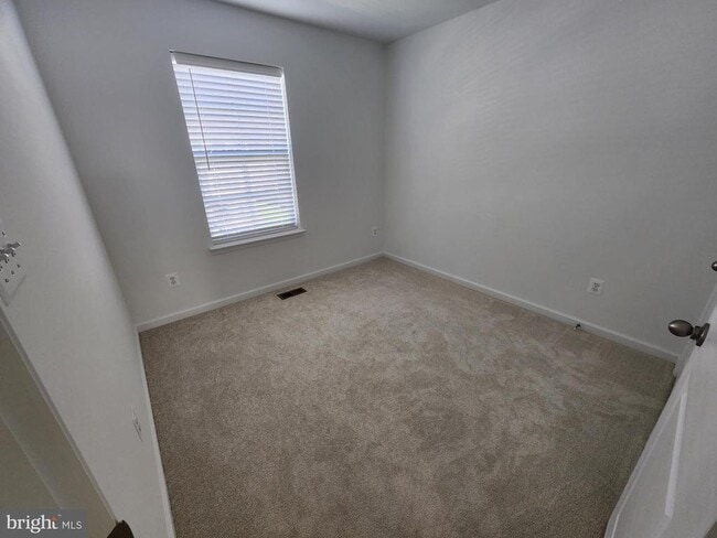 Building Photo - 477 Husky Trl