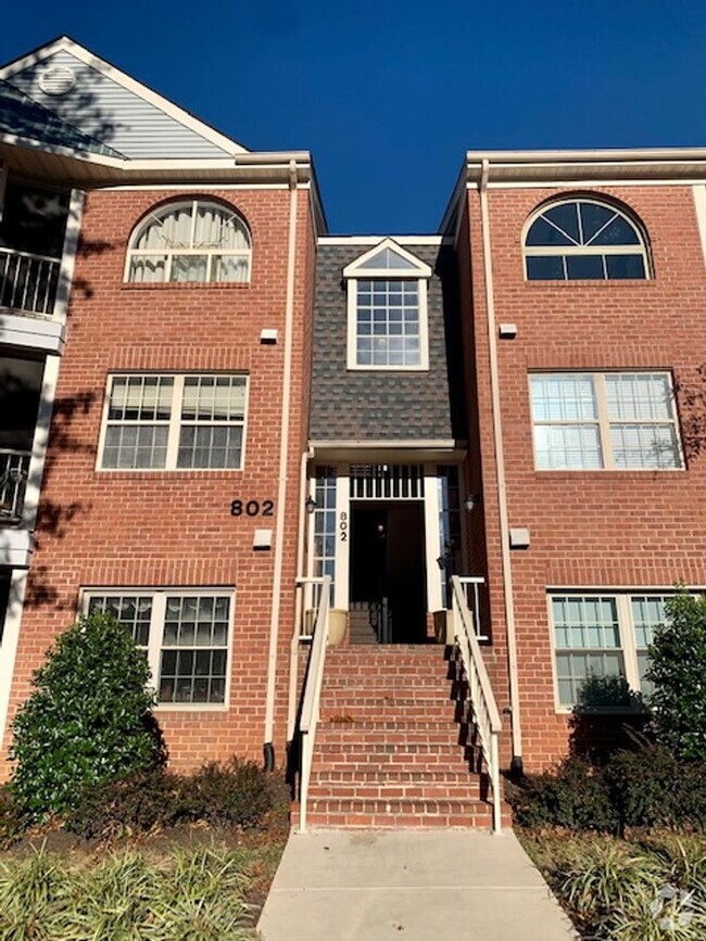 Building Photo - Top floor 3 BR 2.5 BA gorgeous condo!