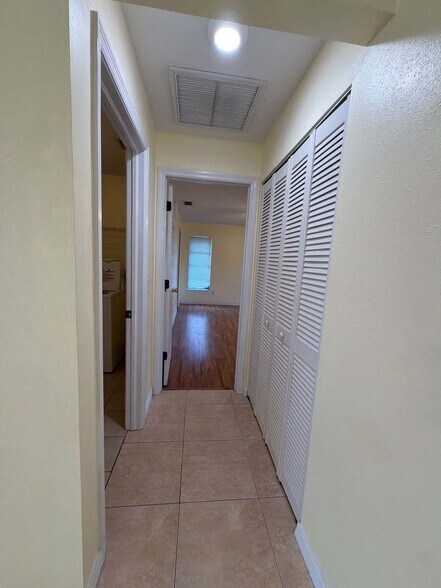 Building Photo - Inviting 3/2 Pool Home With Spacious Lanai and Modern Kitchen