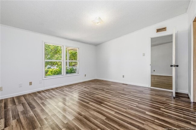 Building Photo - 105 Valley Forge Way N