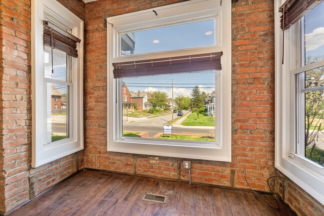 Building Photo - 307 Taylor Ave