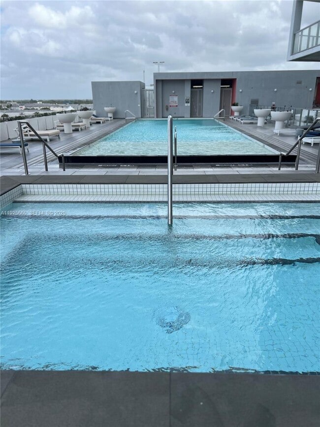 Building Photo - 2000 Metropica Wy