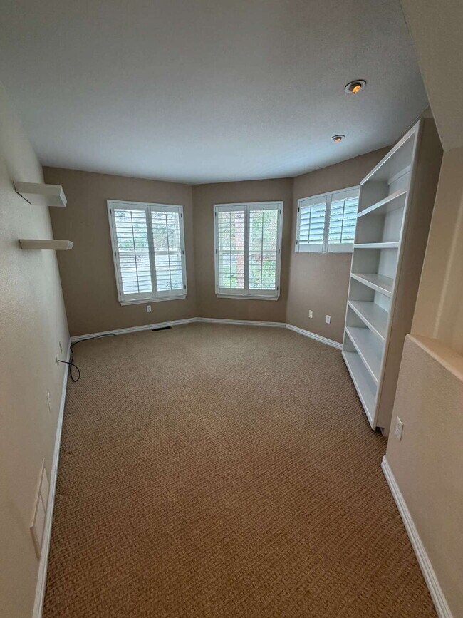 Building Photo - Don’t Miss out on this 4-bedroom 3 bath home in the gated Lighthouse Villas Community.