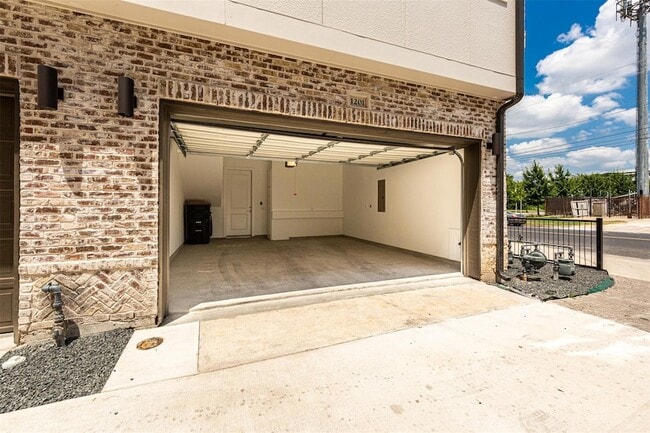 Building Photo - 1201 Shore District Dr