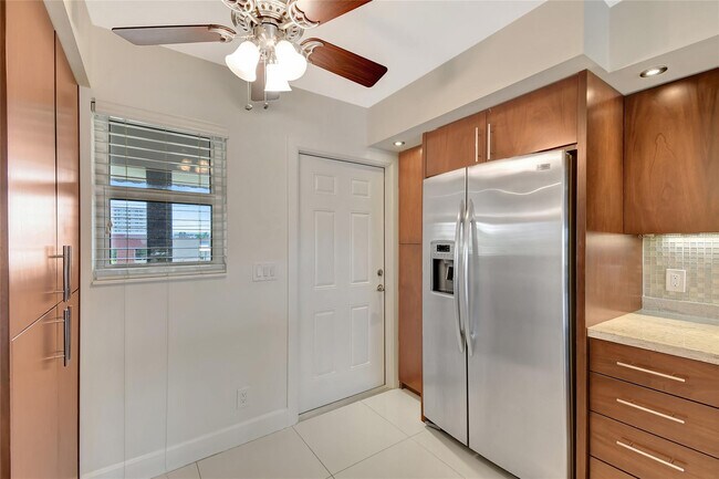 Building Photo - 3121 NE 51st St