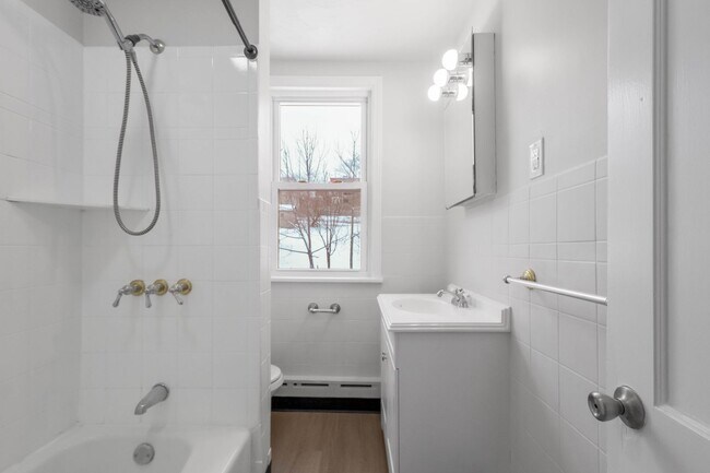 Building Photo - Renovated 3 bedroom home available NOW!