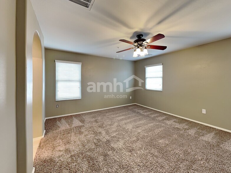 Building Photo - 889 S Storment Ln