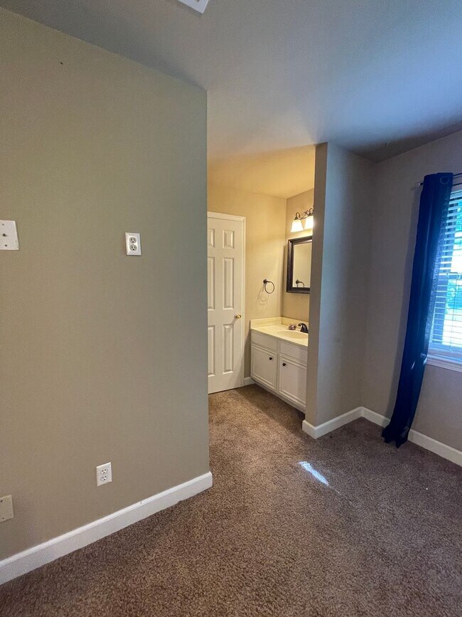 Building Photo - MOVE IN SPECIAL $250 OFF FIRST MONTH'S REN...