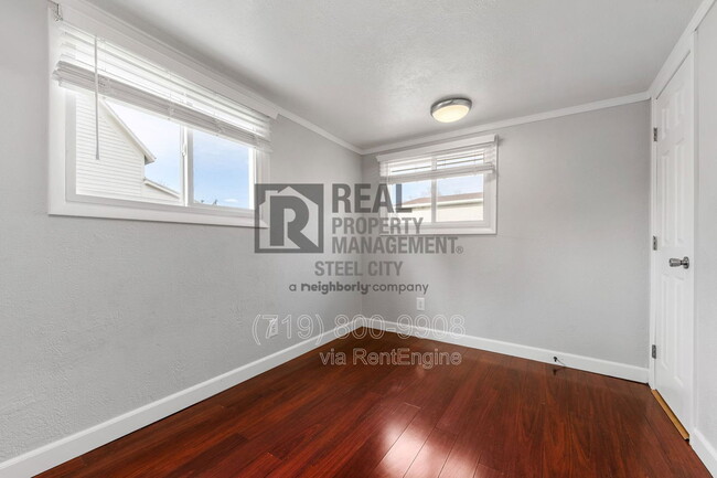 Building Photo - 903 W 15th St