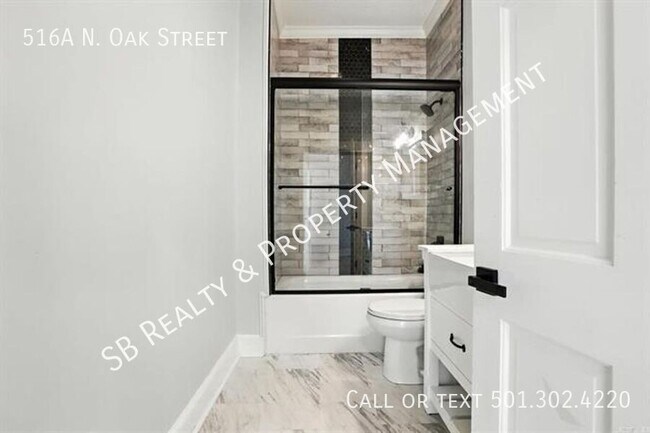 Building Photo - 516 N Oak St