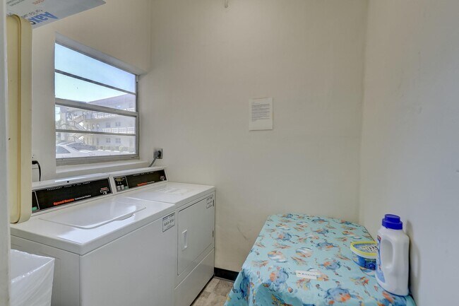 Building Photo - 5111 W Oakland Park Blvd