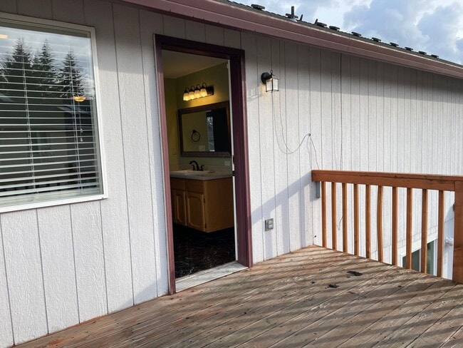 Building Photo - Spacious 5 Bedroom Home! Granite Counters! Pet friendly! Tons of Room for Entertaining!