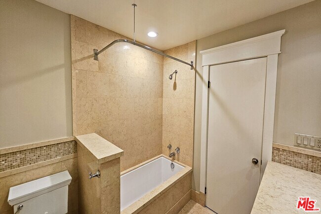 Building Photo - 382 E California Blvd