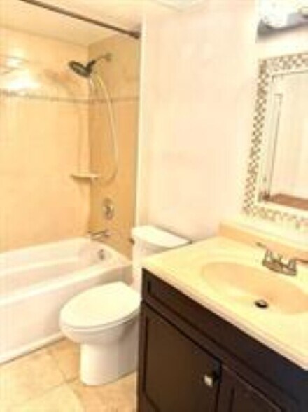 Building Photo - 2810 N Oakland Forest Dr