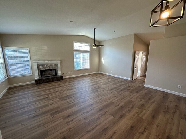 Building Photo - Beautiful Single Story 4 Bedroom 2 Bath Br...