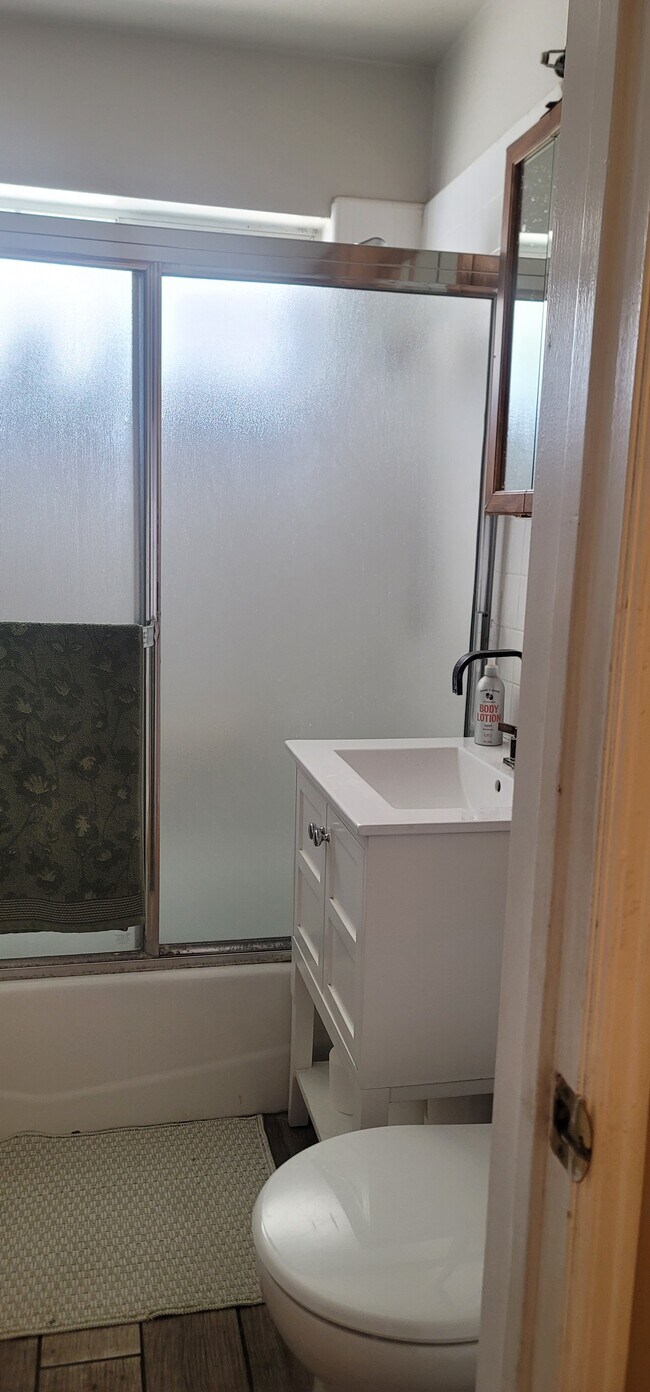 Building Photo - Room Rental Glendora