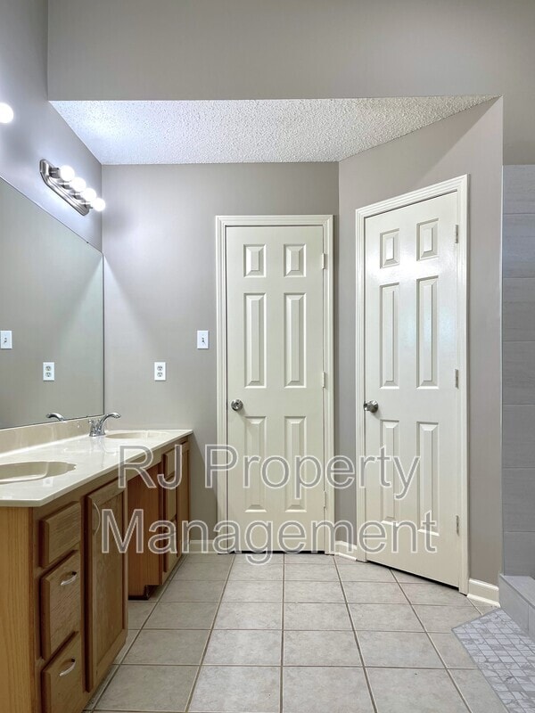 Building Photo - 4592 Tracy Lynn Dr