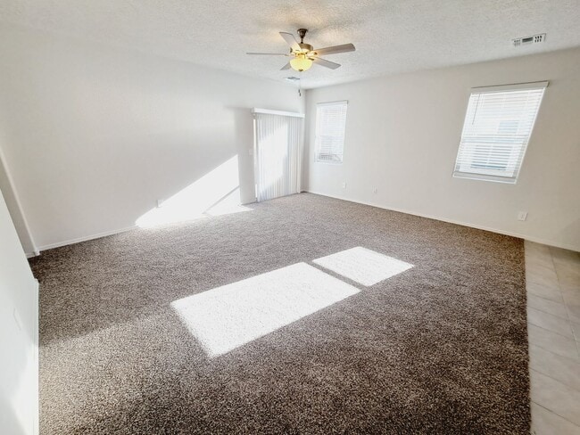 Building Photo - Energy Efficient Home 3bed 2 bath in Huning.