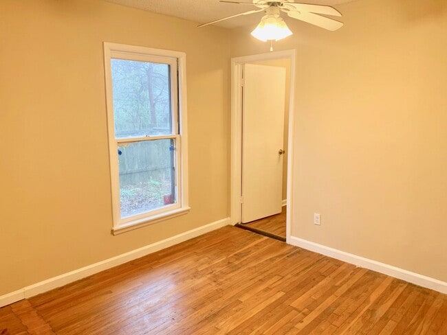 Building Photo - For Rent- 2 Bedroom, 1.5 Bath!